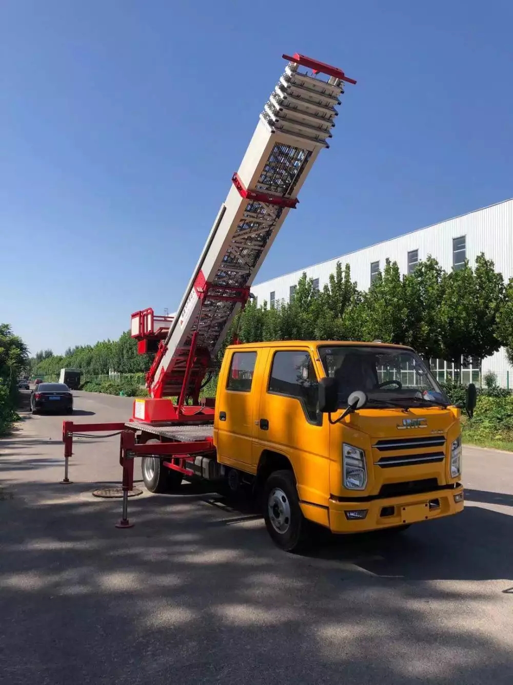 桥头镇附近的云梯车出租服务：轻松解决高空作业需求